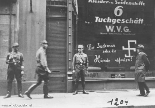 El gobierno del III Reich retira la ciudadanía alemana a los judíos.