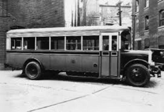 Els anglesos començen a fer excursions en bus.