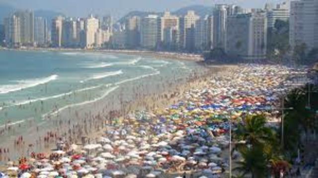 COMENÇA EL TURISME MASSIU DE PLATJA