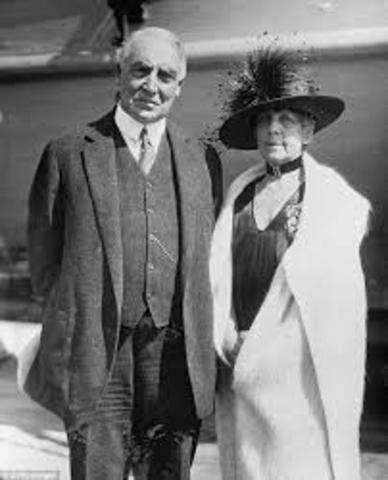 President Harding dies and Coolidge becomes President