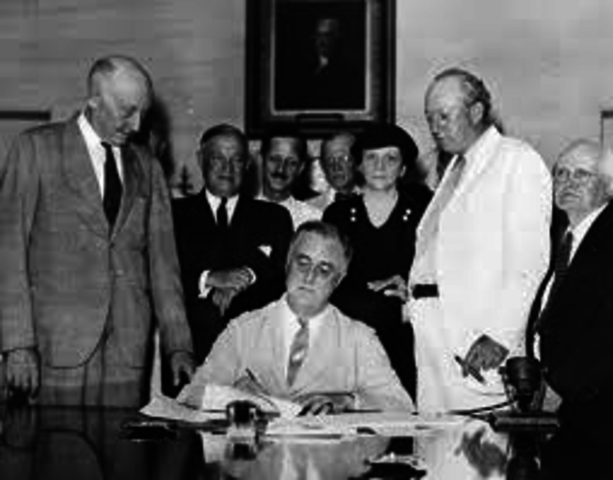 Congress passes the Social Securtiy Act