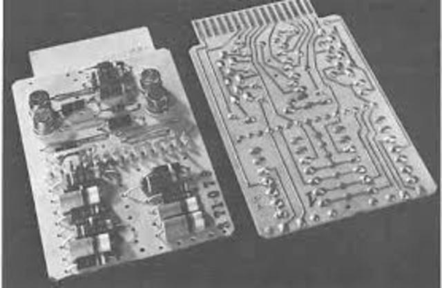 Noyce y sus colegas de Fairchild inventan también el microchip de maneraindependiente.