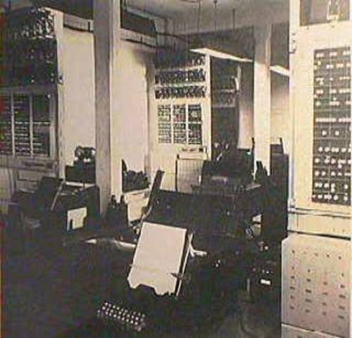 Control Data presenta el CDC 6000, el primer computador que utiliza palabras de 60 bits y múltiples procesadores. Este es un diseño de Seymor Cray.