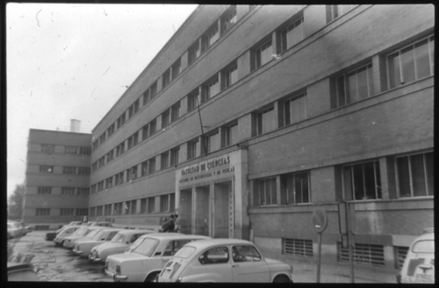 Se licenció en filosofía en la Universidad de Madrid