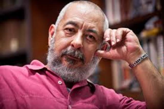 Comenzo su carrera de periodosta.