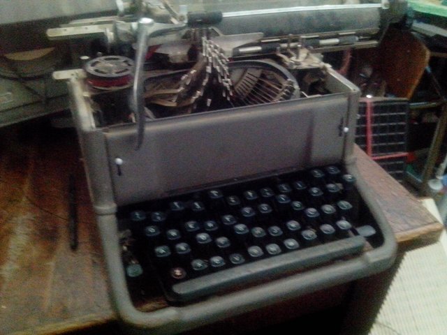 MÁQUINA DE ESCRIBIR