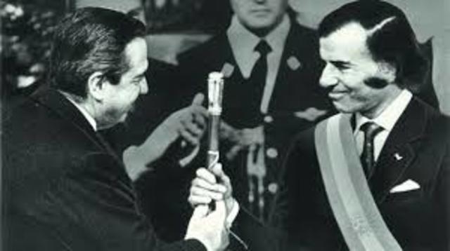 Renuncia Alfonsín y asume MenemPartido justicialista