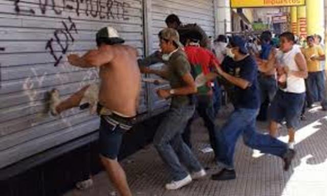 Empiezan los saqueos a los negocios y fabricas