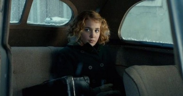 Liesel kommt zu ihrer Pflegefamilie.