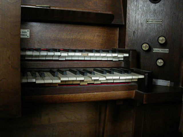 Elias uebt heimlich Orgel