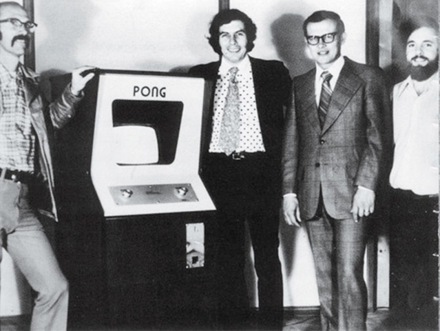 Nolan Bushnell crea Pong en Atari junto con Al Alcorn.