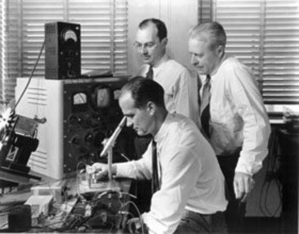 Tres ingenieros de Bell Laboratories inventaron el transistor
