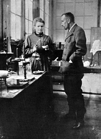 Pierre y Marie Curie descubren la radiactividad