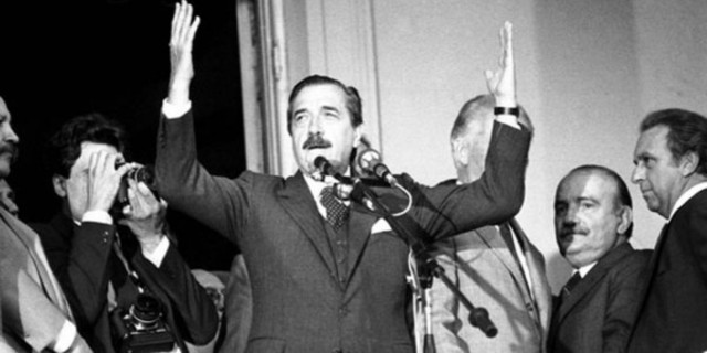 Argemntina SOC: Triunfa el Radical Alfonsin en las elecciones presidencias, celebradas el 30 de octubre