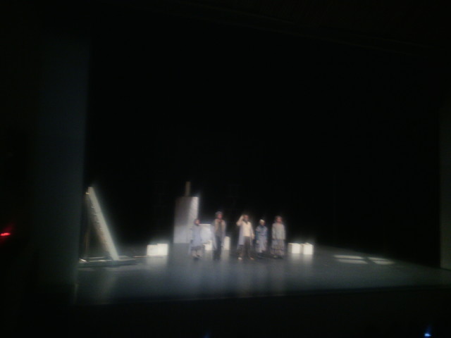 Estos a lo lejos pueden observan a un imponente y misterioso jinete que no simboliza a nadie más que la misma muerte.