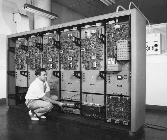 1962. Experts d'informàtica del MIT crea el joc Spacewar.