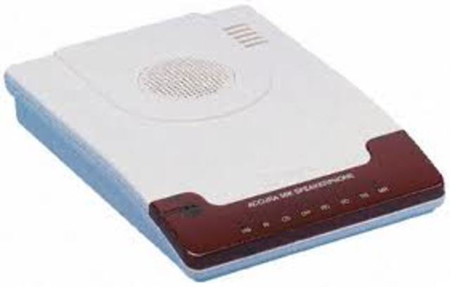 1981. Es posa a la venda el mòdem Hayes per a usuaris domèstics.