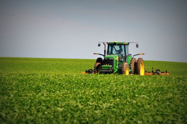 How many people the average farmer feeds