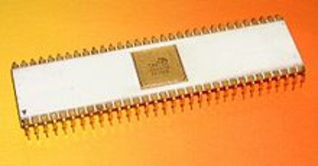 Se fabrica el 1er microprocesador.