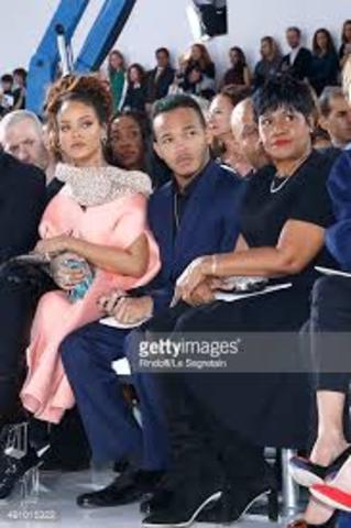 Rihanna atenta ante la nueva colección de la firma Dior