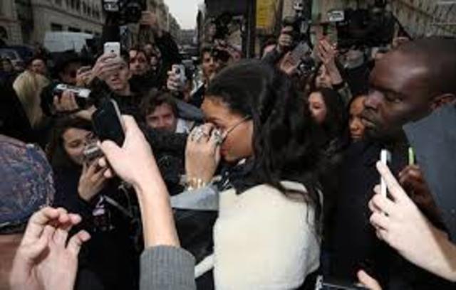 Miles de fans esperaban a Rihanna en la puerta de  su hotel