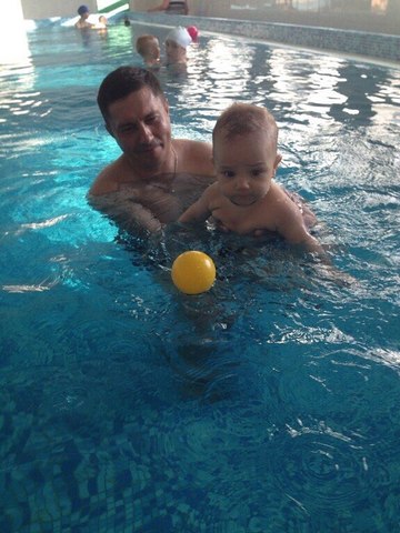 Первый раз в бассейне ^-^