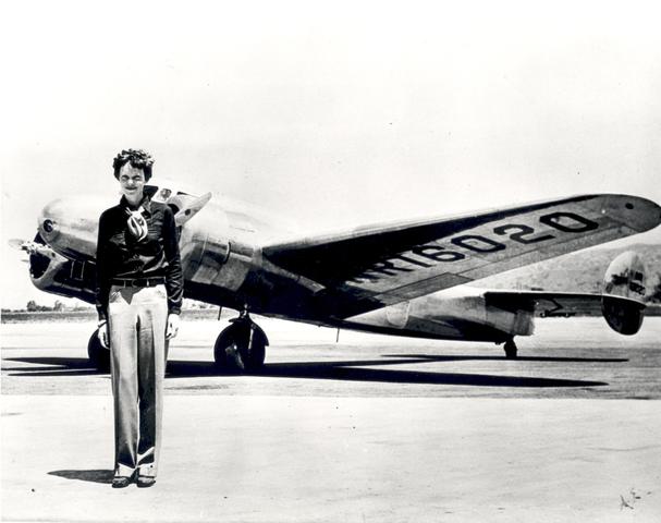 Amelia Earhart cross the Atlantic on a solo flight