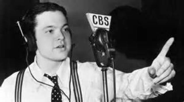 Orson Welles broadcasts the WAR of the worlds