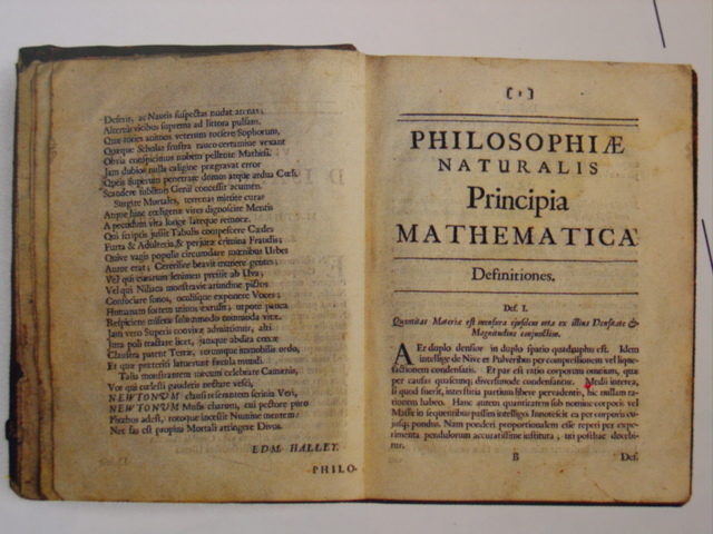 Isaac Newton publica un libro defendiendo su teoría de la Gravitación Universal
