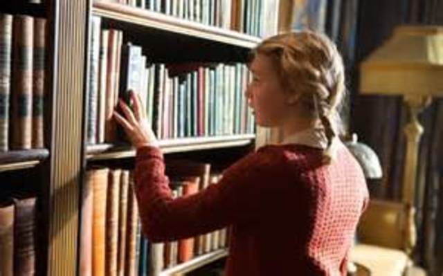 Liesel wird der Bibliothek dargestellt.