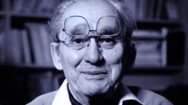 Paul Ricoeur, 1969;  Propone una «hermenéutica de la distancia», lo que hace que surja una interpretación es el hecho de que haya una distancia entre el emisor y el receptor.
