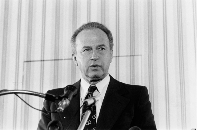 יגאל אלון קרא תיגר על מנהיגותו של שמעון פרס