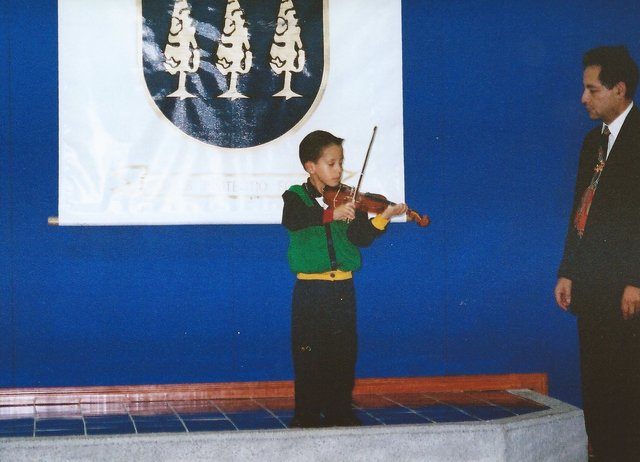 Tomó su primera clase de Violin