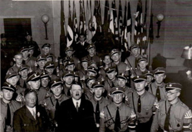 El NSDAP obtiene 107 puestos o asiento de los parlamentarios en el Reichstag (el parlamento).