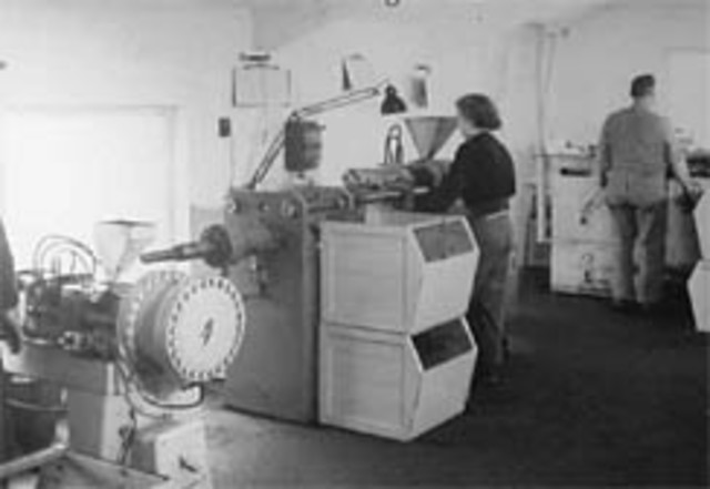 Primera maquina de Moldeo inyección de plástico.