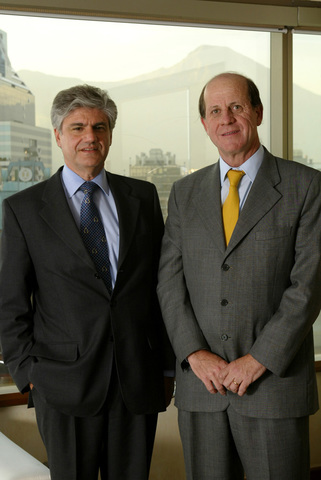 La caida de Carlos Lavín y Carlos Alberto Délano.