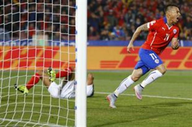Chile pasa a Finales tras ganar 2-1 contra Perú