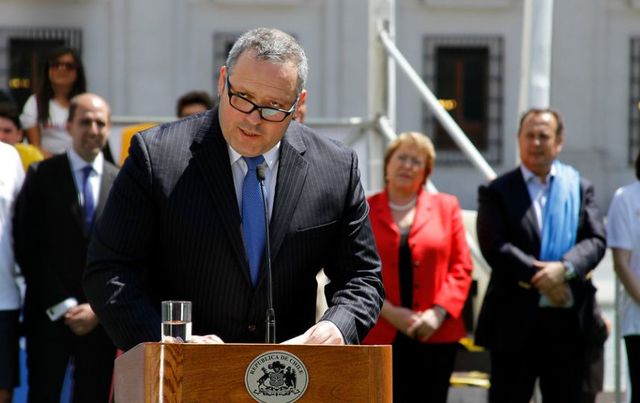 Davalos Renunció a su cargo en la moneda.