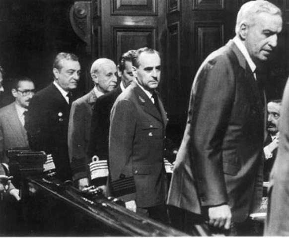 Alfonsin aprueba los decretos 157/83 y 178/83