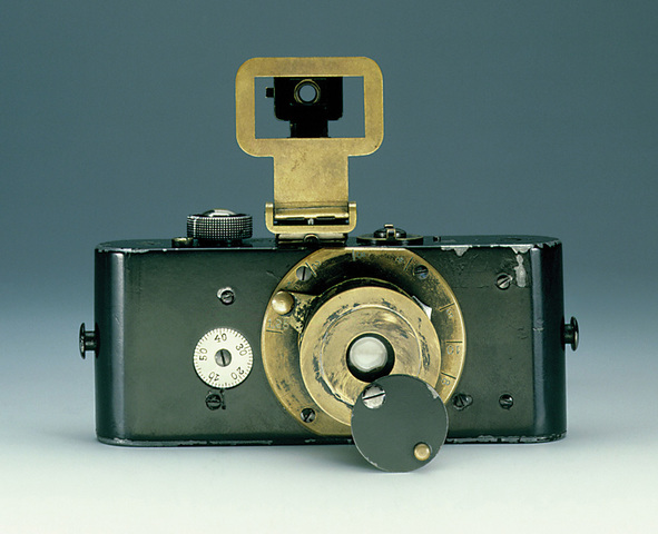 Oskar Barnack invents the "Ur-Leica"
