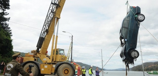 Reflotan auto de ingeniera hallada muerta en el río Valdivia