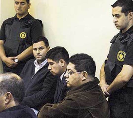 Detienen a tres carabineros