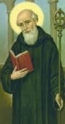 San Benito de Nursia funda el monasterio de Montecassino.