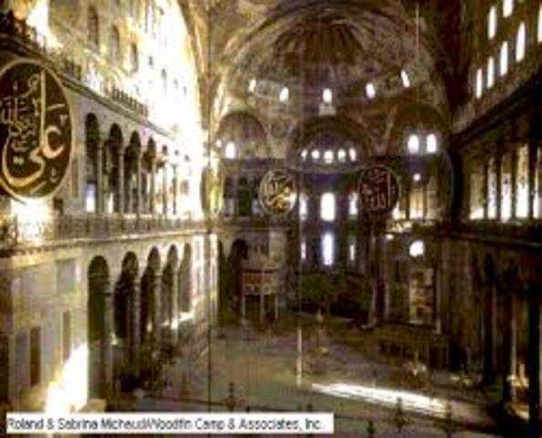 ustiniano inició las campañas militares i inició la construcciónde la  Basílica de Santa Sofíaen.