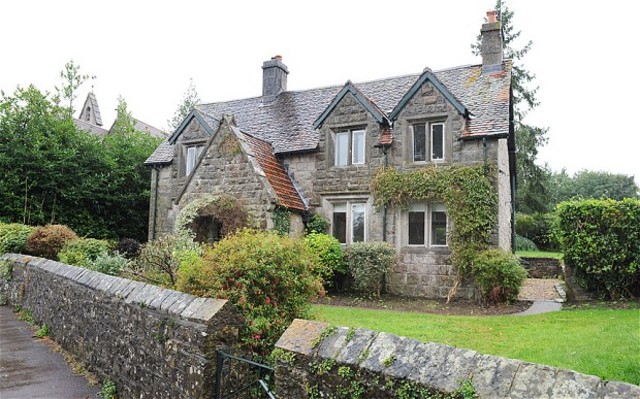 J.K. Rowling nació en Gloucestershire, England en el treinta y uno de julio, 1965.