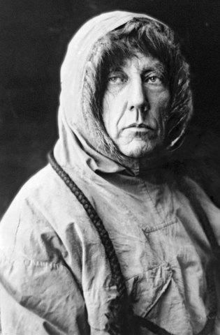 Roald Amundsen is the first to the South Pole