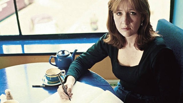 En 1993, Rowling se mudó a Edinburgh, Scotland de Portugal con su hija. ella empezó escribía  la novela de Harry Potter.