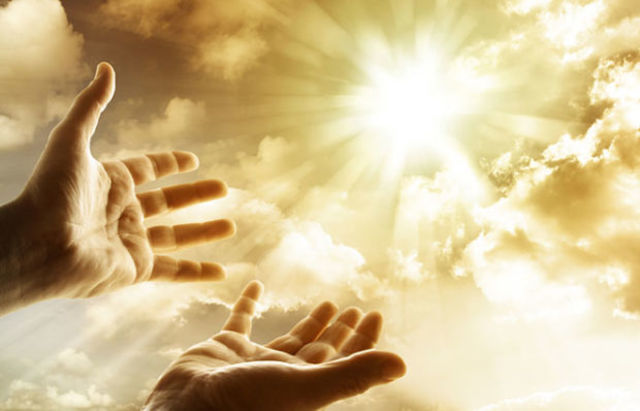 the first two priests arrive in australia