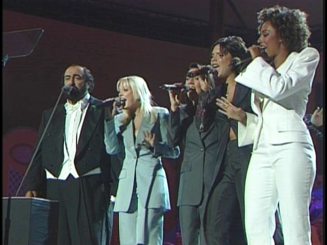 Spice Girls & Luciano Pavarotti a favor de Liberia