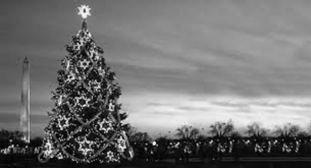 first string of christmas tree lights made by tomas edison